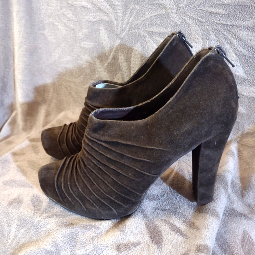 Gomax size 10  Brown Suede Dayna Booties
